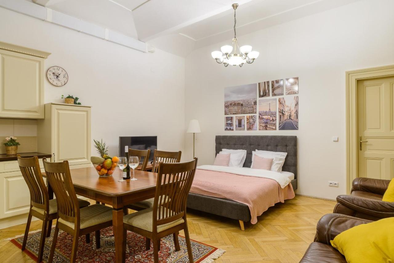 Superior Near Dlouha Street Апартаменти